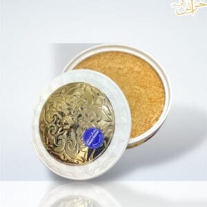 علبة فاخرة من رهش مزون، حلوى عمانية تقليدية باللون الذهبي