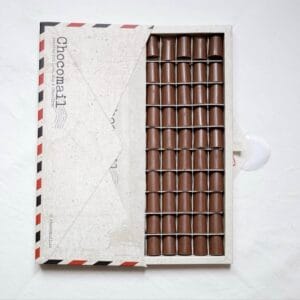 علبة Chocomail شوكولاتة بتصميم مظروف بريدي كلاسيكي مملوءة بقطع الشوكولاتة