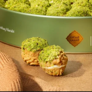 قطعتان من البيتفور المحشو بالكريمة ومغطاة بالفستق الحلبي المطحون.