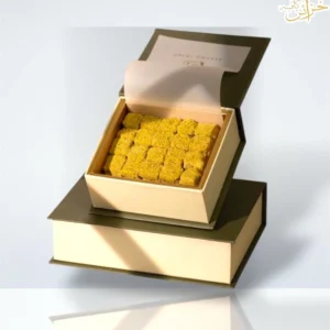 بوكس بتيفور الكافياتو الفاخر بنكهة القهوة، مفتوح ويظهر قطع البتيفور الذهبية بالداخل، موضوع على صندوق مغلق بنفس التصميم، بخلفية فاتحة أنيقة.
